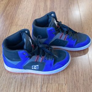 DC high top skate shoes men’s size 6.0